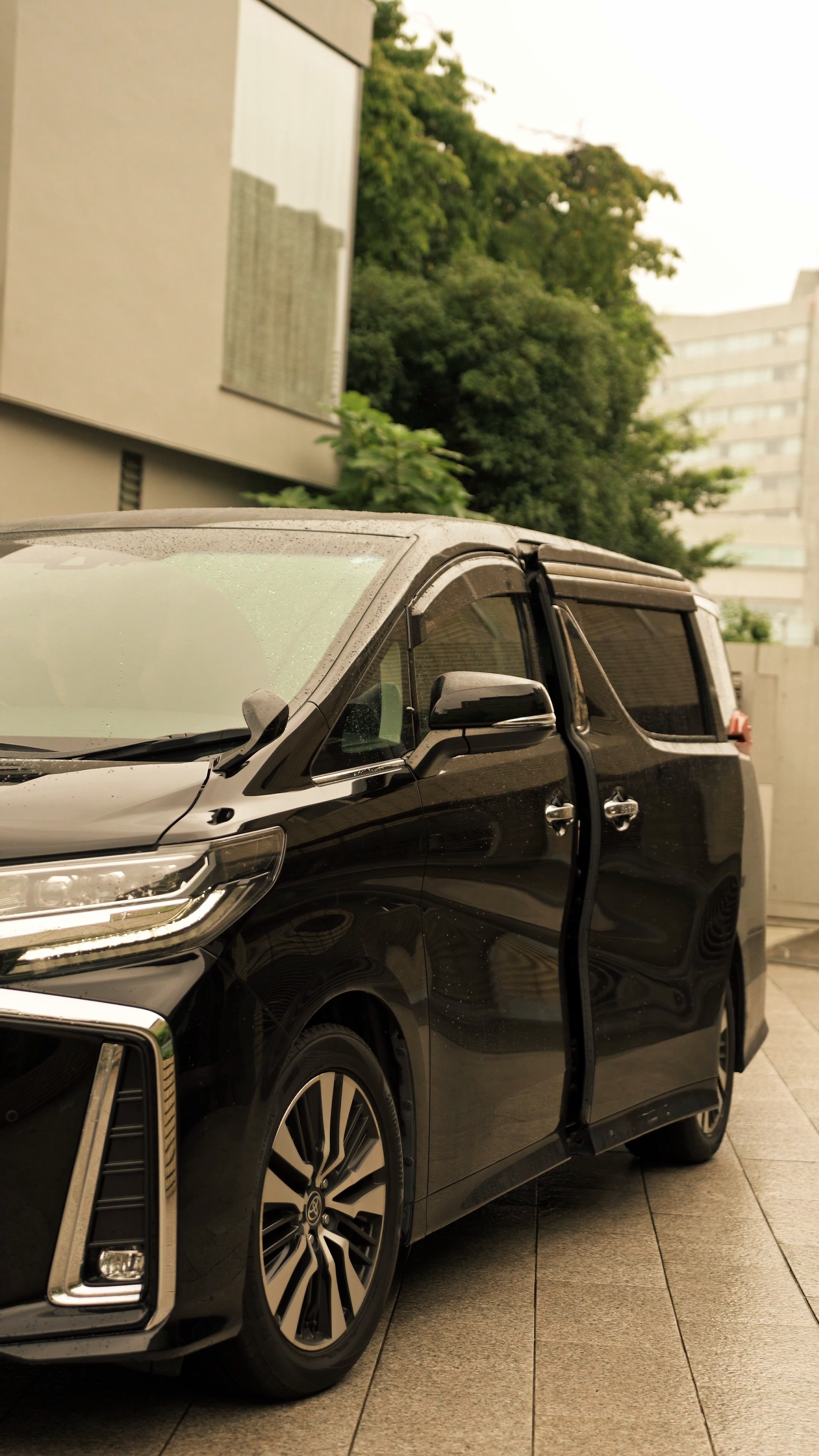 The black chauffeur vehicle waiting for guests in the owner-provided arrival film