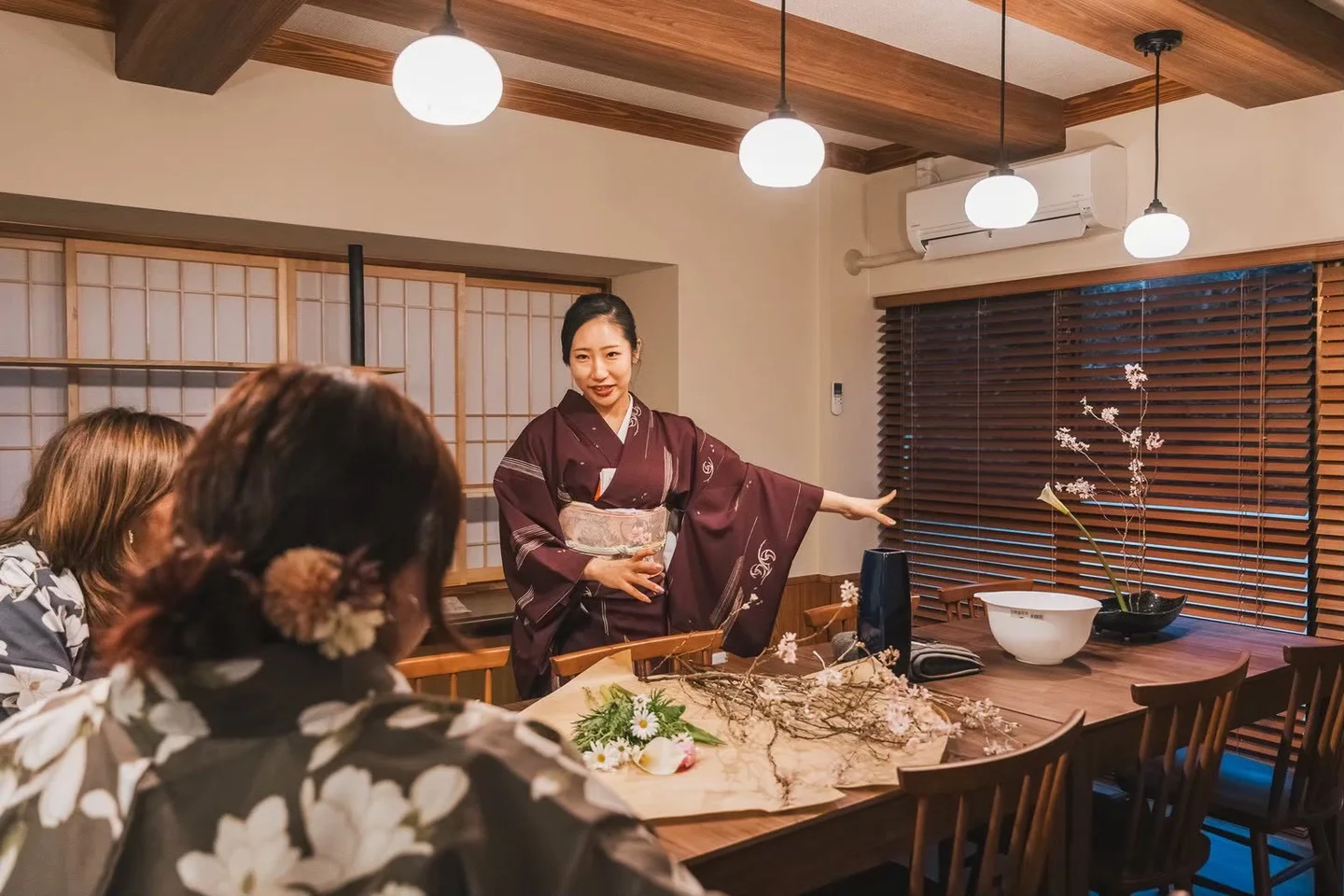 A flower-arranging lesson around the table at Fukuwatari Tei